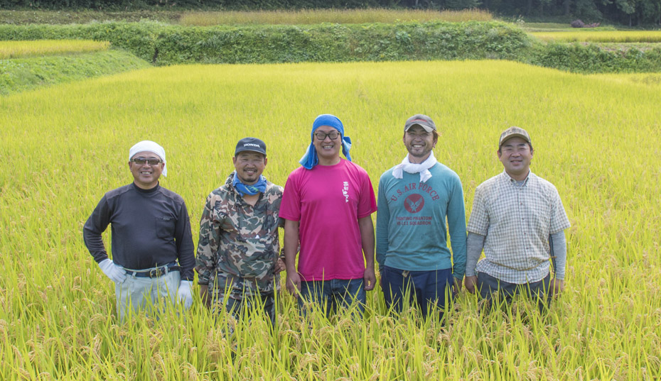 田んぼの中での役員の集合写真